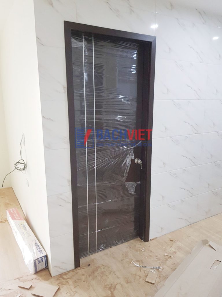 Cửa gỗ thông phòng đồng bộ màu sàn