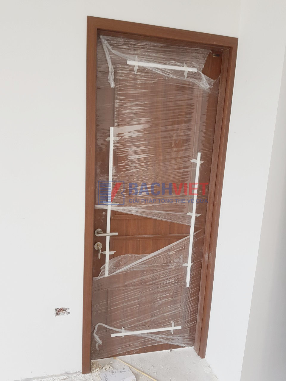 Hình ảnh thực tế cửa gỗ Duratek tại công trình anh Giang 229 phố vọng