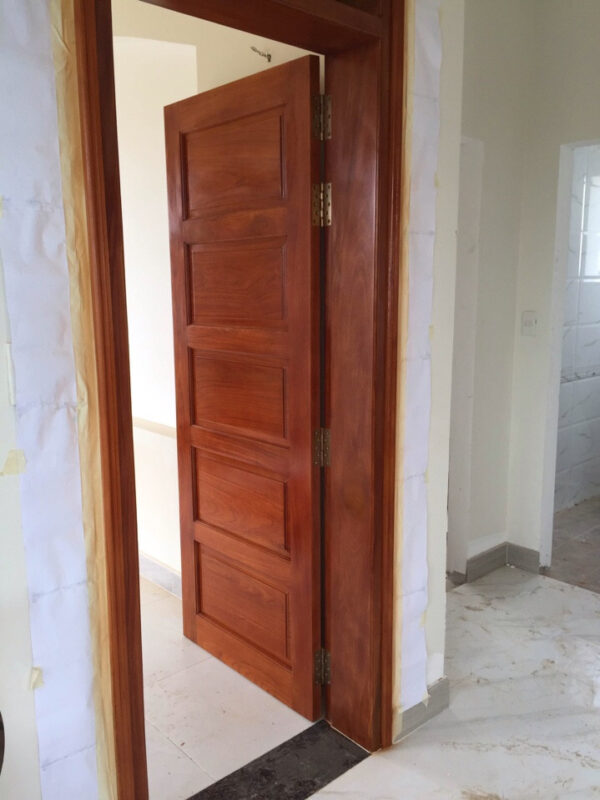 Cửa gỗ căm xe lắp phòng ngủ