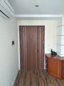 Cửa gỗ phòng tắm chụp từ bên ngoài - công trình chị Hương Tân Mai