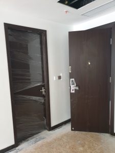 cua go hien dai mau den