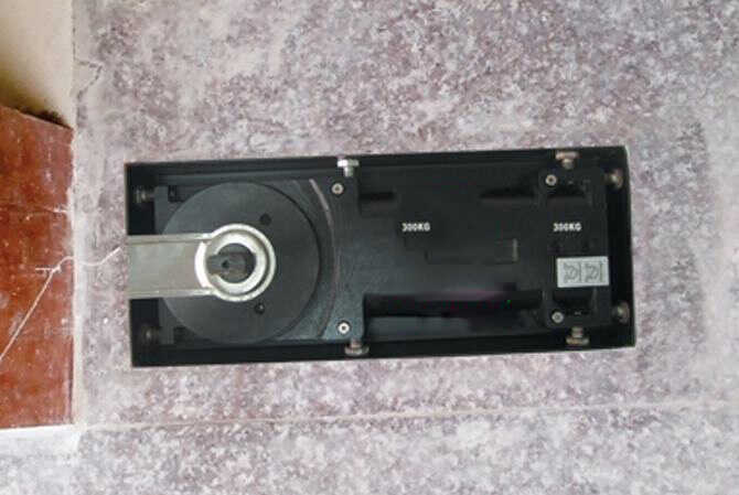 chôn bản lề cửa 1