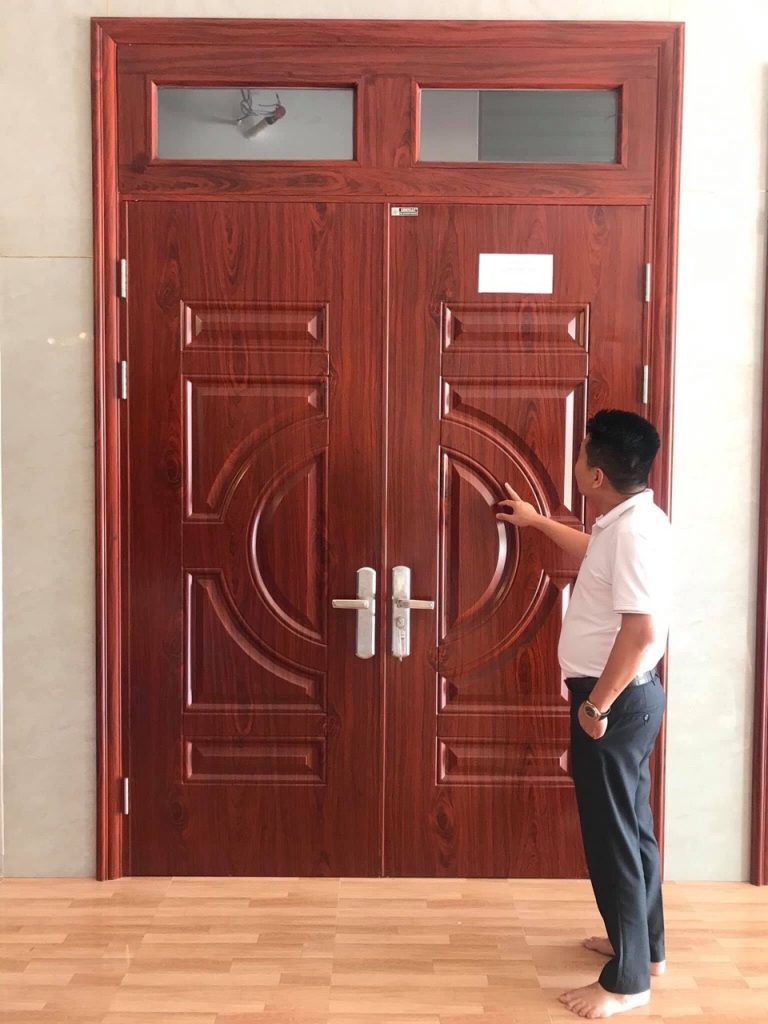 mẫu cửa sắt giả gỗ 3