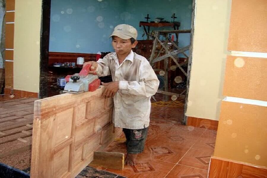 cắt hoặc bào đi góc dưới cùng của cửa
