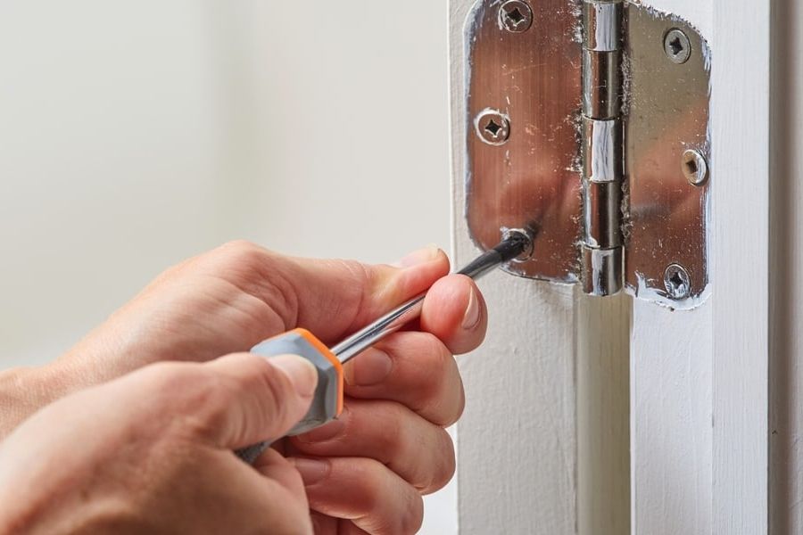Thay ốc vít và bản lề
