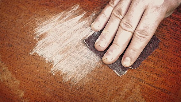Chà nhám bề mặt cửa gỗ