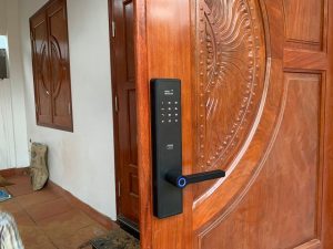Lắp khóa vân tay cửa gỗ