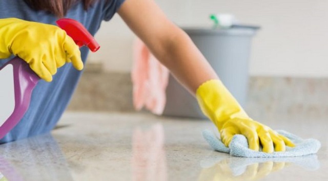 cách làm sạch sơn cửa gỗ 3