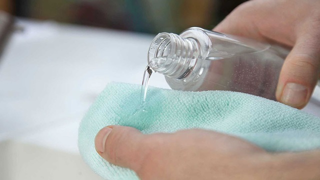 cách làm sạch sơn cửa gỗ 2