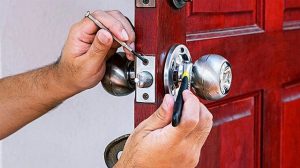 Thay khóa cửa gỗ