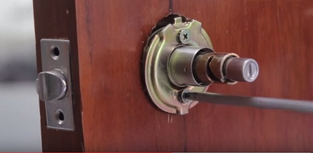 Sửa khóa cửa gỗ tại nhà