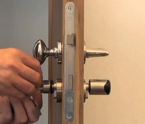thay khóa cửa gỗ Hà Nội